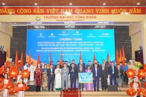 Nghi thức trao cờ luân lưu cho đơn vị đăng cai chào mừng Ngày công tác xã hội Việt Nam lần thứ 9, năm 2025.