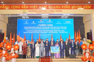Nghi thức trao cờ luân lưu cho đơn vị đăng cai chào mừng Ngày công tác xã hội Việt Nam lần thứ 9, năm 2025.
