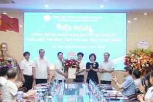 Đảng ủy, Hội đồng trường, Ban Giám hiệu tặng hoa chúc mừng tân Phó Hiệu trưởng Nguyễn Hiệp Thương.