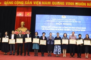 Bà Trịnh Hoài Thu - Chủ tịch Công đoàn Cơ quan Bộ GD&ĐT trao Giấy khen cho các tập thể.