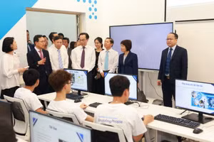 Thứ trưởng Bộ GD&ĐT Hoàng Minh Sơn cùng đại diện các Bộ, ngành thăm một lớp học tại Trung tâm Đổi mới sáng tạo Quốc gia.