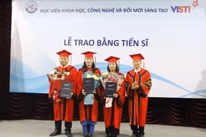 Lãnh đạo Học viện Khoa học, công nghệ và Đổi mới sáng tạo trao bằng tiến sĩ cho 3 học viên.