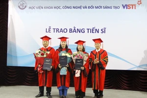 Lãnh đạo Học viện Khoa học, công nghệ và Đổi mới sáng tạo trao bằng tiến sĩ cho 3 học viên.