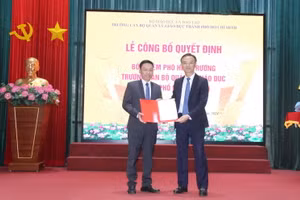 TS Nguyễn Viết Lộc trao Quyết định cho Phó hiệu trưởng Vũ Đình Bảy (bên trái).