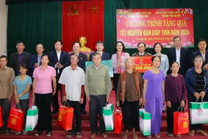 Đoàn đại biểu Quốc hội TP Hà Nội và Học viện Nông nghiệp Việt Nam tặng quà Tết cho gia đình chính sách, có hoàn cảnh khó khăn và học sinh vượt khó.