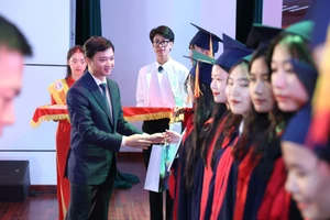 Anh Nguyễn Minh Triết trao học bổng cho các sinh viên.