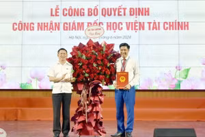 Bộ trưởng Hồ Đức Phớc (bên trái) đã trao Quyết định công nhận PGS.TS Nguyễn Đào Tùng giữ chức Giám đốc Học viện Tài chính