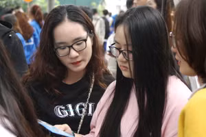 Thí sinh tham dự ngày hội tư vấn tuyển sinh, hướng nghiệp năm 2024 tại ĐH Bách khoa Hà Nội.