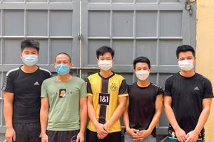 Nhóm đối tượng trộm cây duối cổ tại cơ quan điều tra.