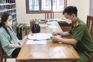 Công an làm việc với Lê Thị Xuyến (Ảnh: P.H.)