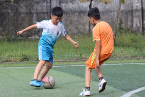 Các em học sinh tích cực tập luyện trước giải đấu.