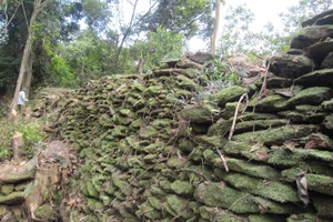 Một đoạn lũy đá cổ Kỳ Anh.
