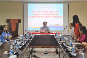 Thứ trưởng Hoàng Minh Sơn chủ trì buổi làm việc với Trường Đại học Hà Tĩnh.