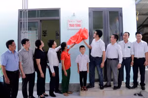 Báo GD&TĐ cùng đại diện chính quyền địa phương, các nhà hảo tâm và gia đình kéo băng khánh thành nhà nhân ái của em Ngô Nguyễn Phước Ân.