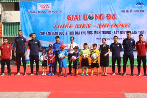 Ban huấn luyện, các cầu thủ CLB bóng đá Hồng Lĩnh - Hà Tĩnh và lãnh đạo huyện Thạch Hà trao quà lưu niệm cho các đội tuyển tham gia giải đấu.