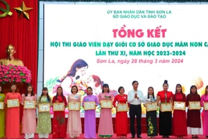 Ông Nguyễn Huy Hoàng trao giấy chứng nhận giáo viên dạy giỏi cho các cá nhân. 