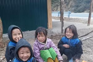 Học sinh nghỉ học do giá rét.