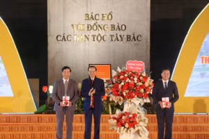 Thứ trưởng Phạm Ngọc Thưởng (thứ 2 bên trái) tặng hoa chúc mừng ngành giáo dục và thành phố Sơn La.