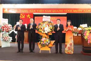  Ông Văn Thạch, Chủ tịch Hội Nông dân tỉnh Hòa Bình tặng hoa chúc mừng tại lễ kỷ niệm thành lập trung tâm.