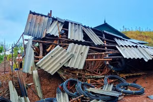  Nhà của người dân bị hư hại do mưa đá.