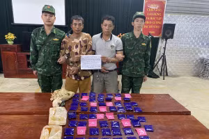  2 đối tượng cùng tang vật bị bắt giữ.