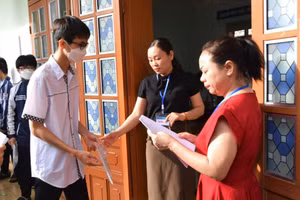 Học sinh vào phòng thi tại điểm thi Trường THPT Chuyên Sơn La.