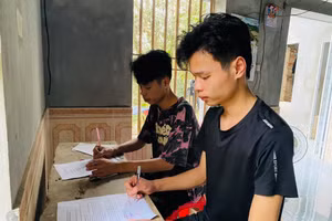 Hai anh em Chí Bảo và Xuân Bắc cùng viết đơn xin nhập ngũ.