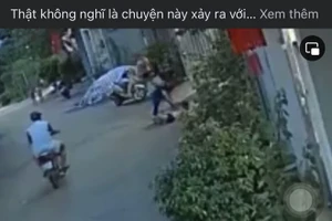 Hình ảnh bé gái bị đánh đập cắt từ video đăng tải lên mạng xã hội.