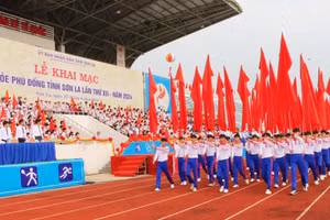  Màn trình diễn của các em học sinh diễu hành khối hồng kỳ