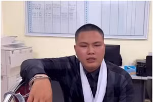 Nguyễn Văn Chương cùng tang vật tại cơ quan Công an.