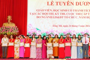 Các giáo viên đạt thành tích xuất sắc trong công tác giảng dạy năm học 2023 - 2024 nhận giấy khen.