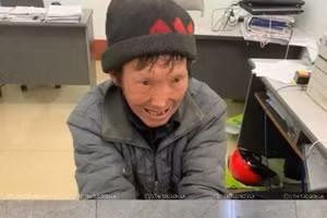 Thào A Phử cùng hung khí tại cơ quan Công an.