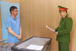 Cơ quan CSĐT thi hành lệnh bắt bị can Lê Văn Kỳ.