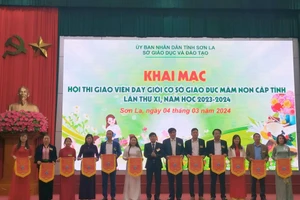 Ông Lê Tiến Quân, Phó Giám đốc Sở GD&ĐT tỉnh Sơn La trao cờ lưu niệm cho trưởng đoàn của 12 huyện, thành phố.