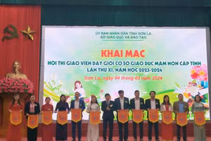 Ông Lê Tiến Quân, Phó Giám đốc Sở GD&ĐT tỉnh Sơn La trao cờ lưu niệm cho trưởng đoàn của 12 huyện, thành phố.