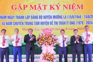 Lãnh đạo Tỉnh ủy, UBND tỉnh Sơn La tặng hoa chúc mừng Đảng bộ huyện Mường La.