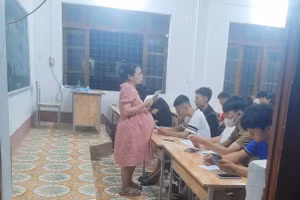 Cô giáo Nguyễn Huyền Dân đang tập trung ôn luyện kiến thức cho học sinh.