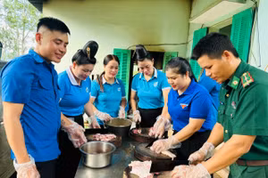 Các tình nguyện viên đang nấu cơm hỗ trợ các sỹ tử.