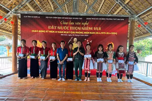 Ông Nguyễn Đăng Dưỡng - Chủ tịch Hội cựu chiến binh Sở GD&ĐT tỉnh Sơn La trao quà cho học sinh lớp 12 có hoàn cảnh khó khăn.