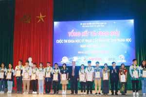 Lãnh đạo Sở GD&ĐT tỉnh Sơn La trao giấy chứng nhận cho các thí sinh đạt giải.