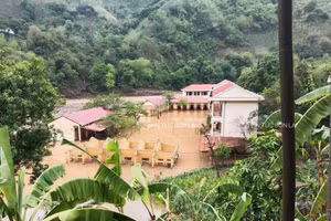 Do trường học THCS Tạ Khoa nằm ở vị trí thấp nên mưa lớn thường xuyên bị ngập nước.