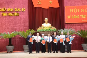Lãnh đạo Tỉnh ủy Hòa Bình trao quyết định điều động, bổ nhiệm cán bộ.