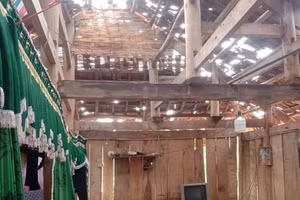  Mưa đá làm thủng mái và tài sản của người dân xã Chiềng Chăn.