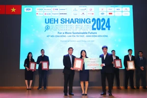 Doanh nghiệp tham gia chuỗi sự kiện UEH SHARING - CAREER FAIR 2024 trao học bổng cho sinh viên.