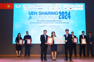 Doanh nghiệp tham gia chuỗi sự kiện UEH SHARING - CAREER FAIR 2024 trao học bổng cho sinh viên.