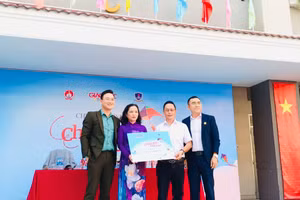 Ban tổ chức trao bảng tượng trưng các suất học bổng cho học sinh.