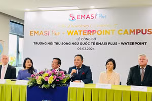 Ban lãnh đạo công ty Cổ phần Khai Sáng thông tin về việc ra mắt trường song ngữ EMASI Plus tại Long An. 