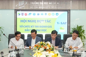 Lãnh đạo 4 trường đại học ký kết công nhận kết quả kỳ thi đánh giá năng lực đầu vào trên máy tính của nhau. 