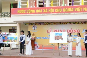 Học sinh thể hiện khả năng thuyết trình bằng tiếng Anh trên sân khấu.