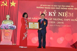 Ông Nguyễn Văn Phóng - Phó Bí thư Tỉnh ủy, Chủ tịch UBND tỉnh Hưng Yên trao Bằng khen cho Trường THPT Hưng Yên